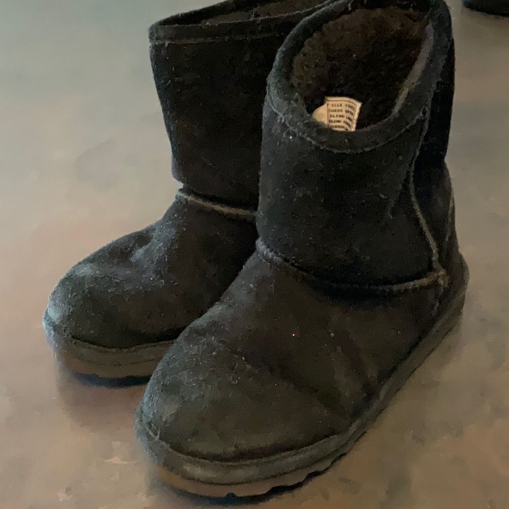 Youth Bearpaw boots size 2